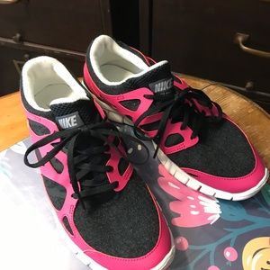 Nike Pink & Black Athletic Shoes 9.5
